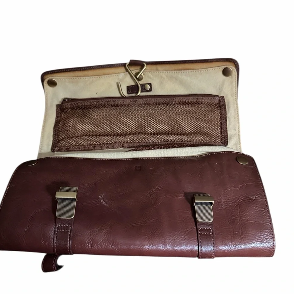 Men’s vintage travel valet with hanger removable pockets for laundering